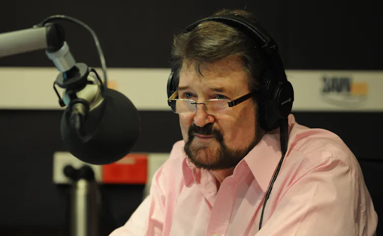 Derryn Hinch war ein bombastischer Journalist, der von unvollkommenen Prinzipien und gerechter Empörung getrieben wurde. Derryn Hinch war ein bombastischer Journalist, der von unvollkommenen Prinzipien und gerechter Empörung getrieben wurde.