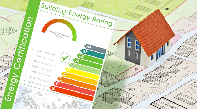 energy rating for buiding with colours green to red, next to model of small house
