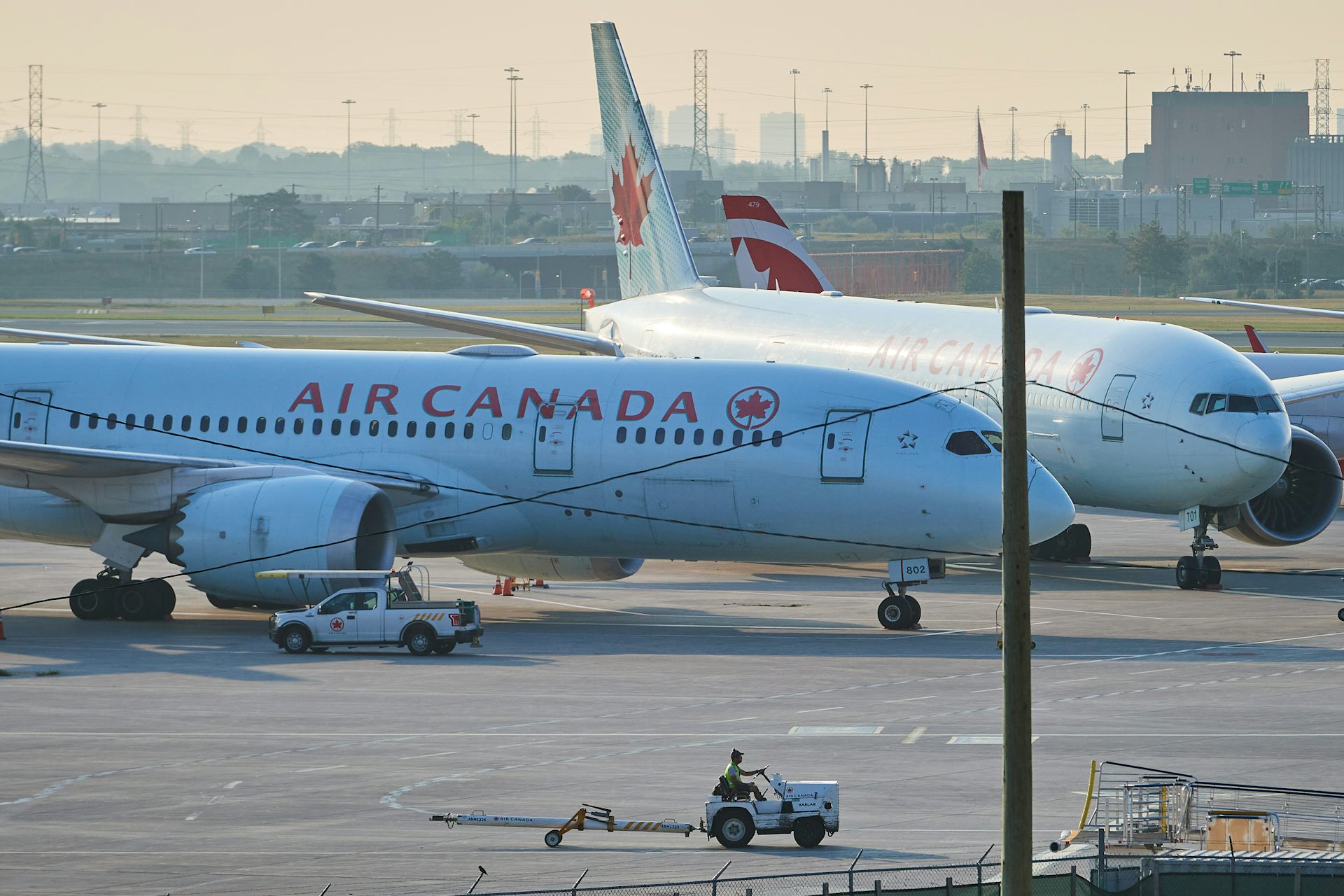 Deux avions côte à côté sur le tarmac d'un aéroport