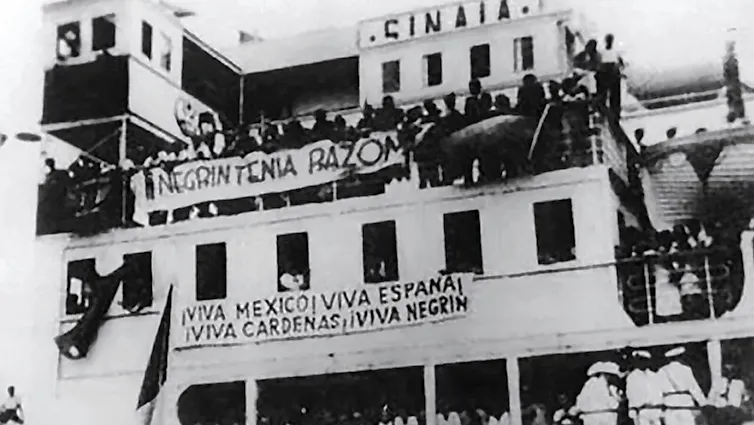 Imagen de la cubierta del buque 'Sinaia' repleta de exiliados republicanos españoles a su llegada a México en 1939. Destaca la pancarta