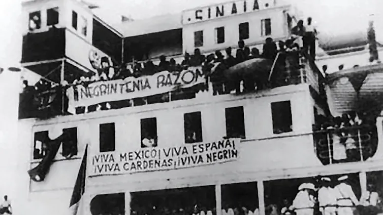 Imagen de la cubierta del buque 'Sinaia' repleta de exiliados republicanos españoles a su llegada a México en 1939. Destaca la pancarta