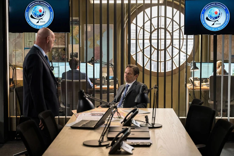 Capture d'écran d'une scène du Bureau des légendes (saisons 4 et 5 avec Mathieu Amalric).