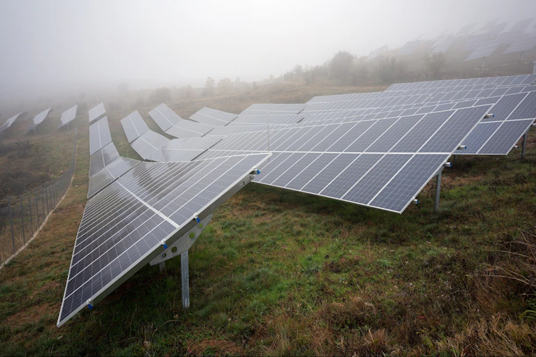 panneaux solaires dans le brouillard