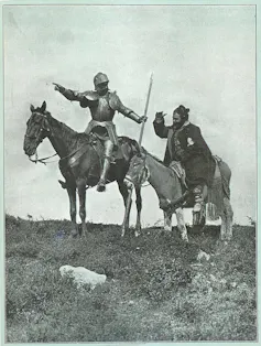 Composición fotográfica en donde se retrata al Quijote a lomos de un caballo y con armadura, y a Sancho Panza a su lado a lomos de un burro.