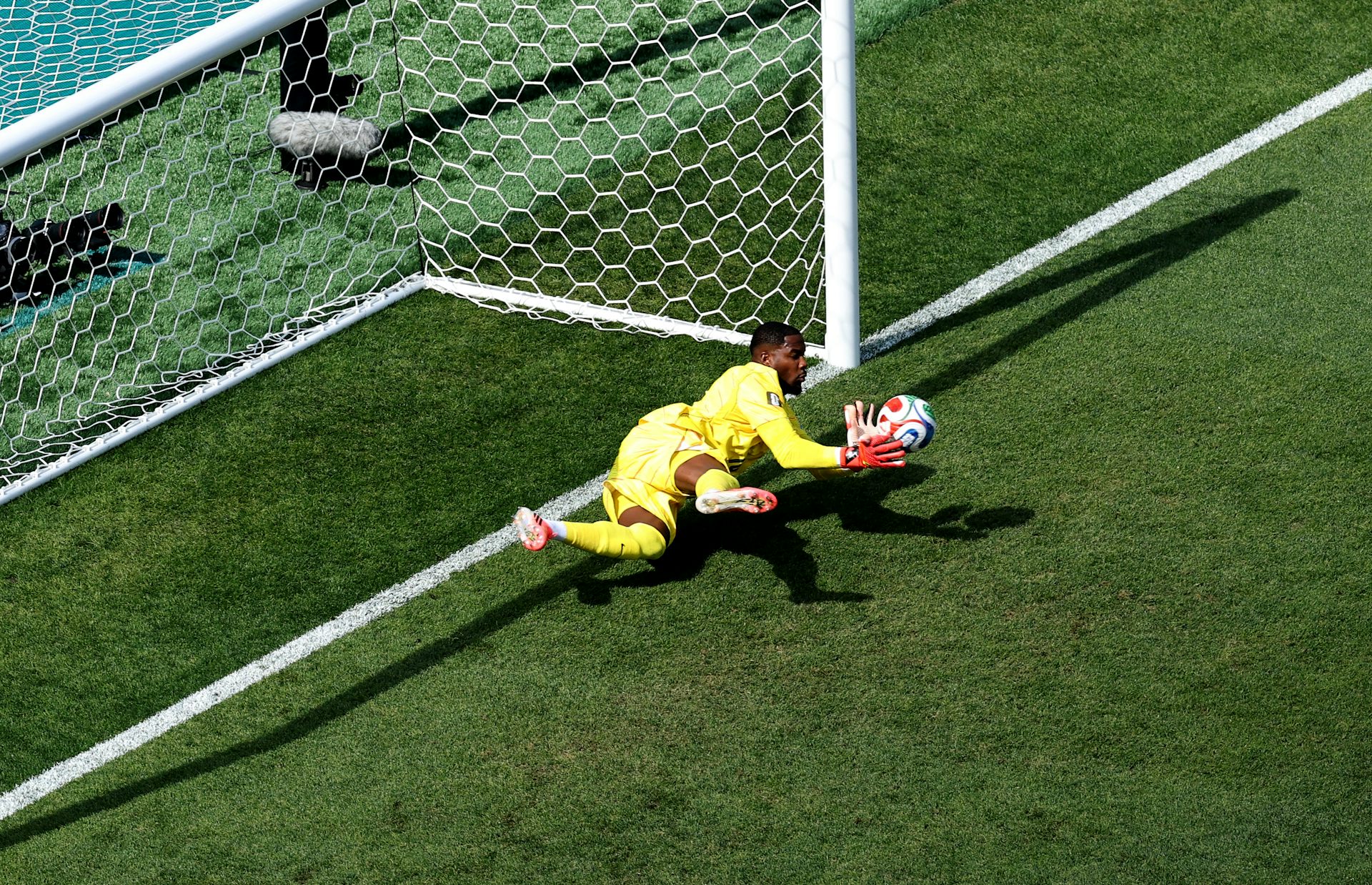 Mike Maignan bloque un penalty.