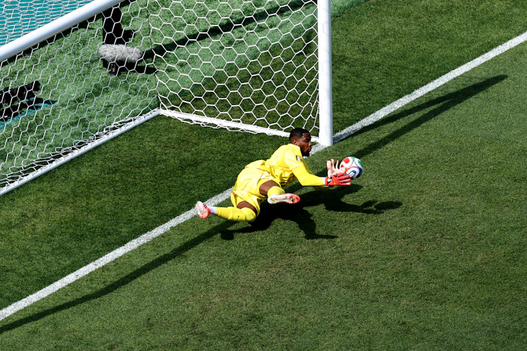 Mike Maignan bloque un penalty.