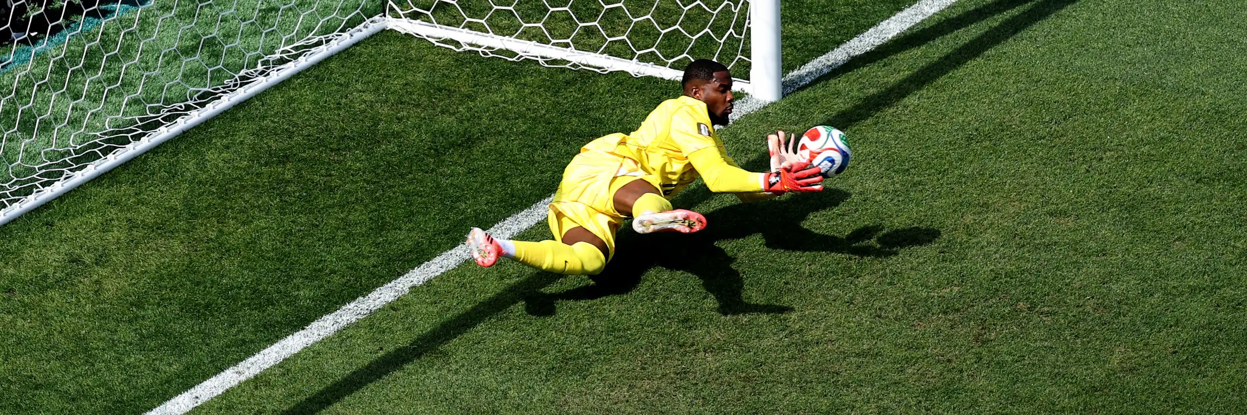 Mike Maignan bloque un penalty.