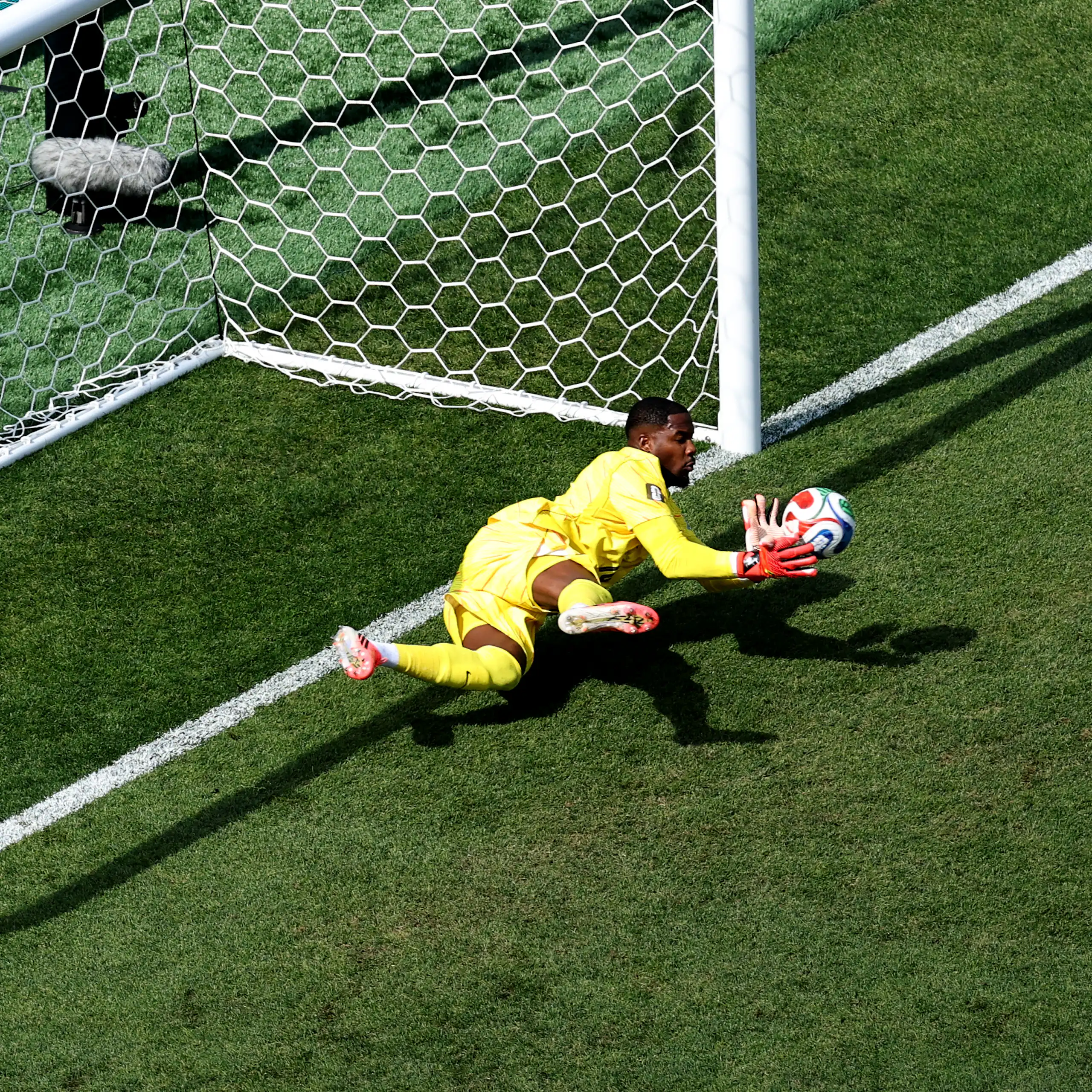 Mike Maignan bloque un penalty.