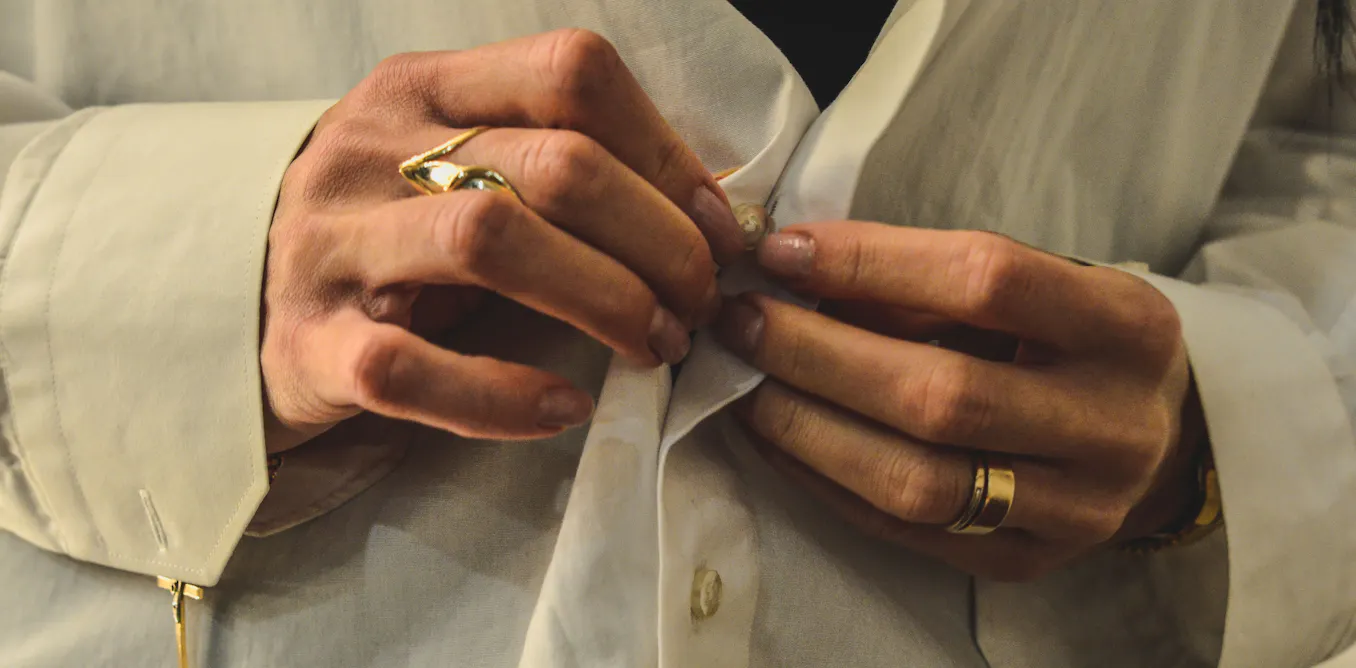 Pourquoi les boutons sont-ils à droite sur les vêtements d’homme et à gauche sur ceux des femmes ?