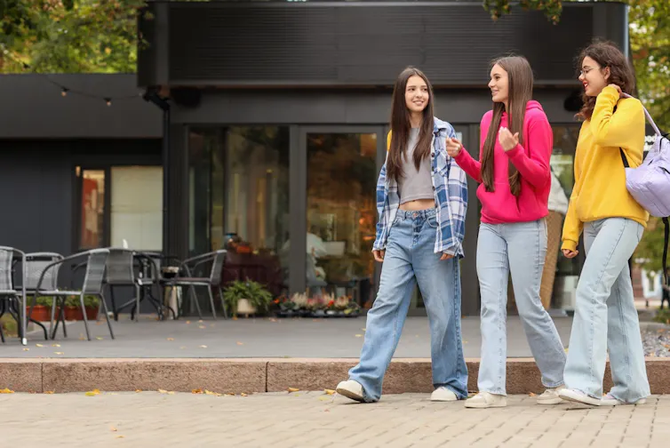 Adolescentes felices que caminan juntas en el parque.
