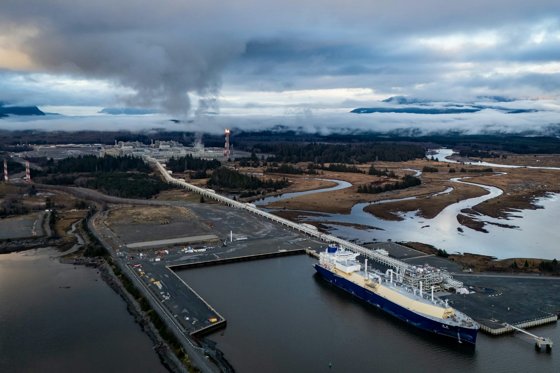 vista aérea de un tanque de combustible en el agua cerca de una planta industrial