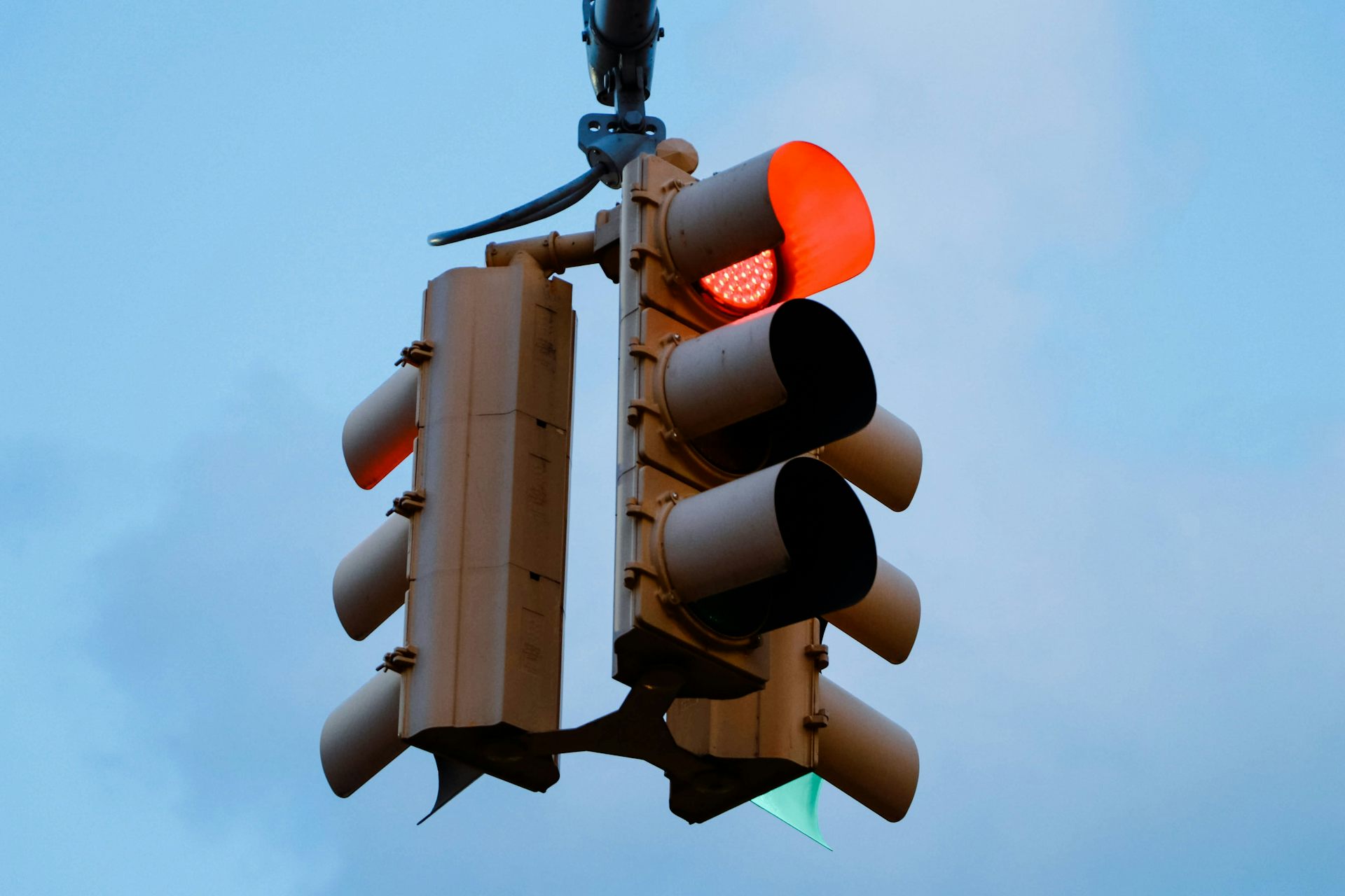 Pilot Program for AI-Driven Traffic Lights: A Test of Road Priority Determination
