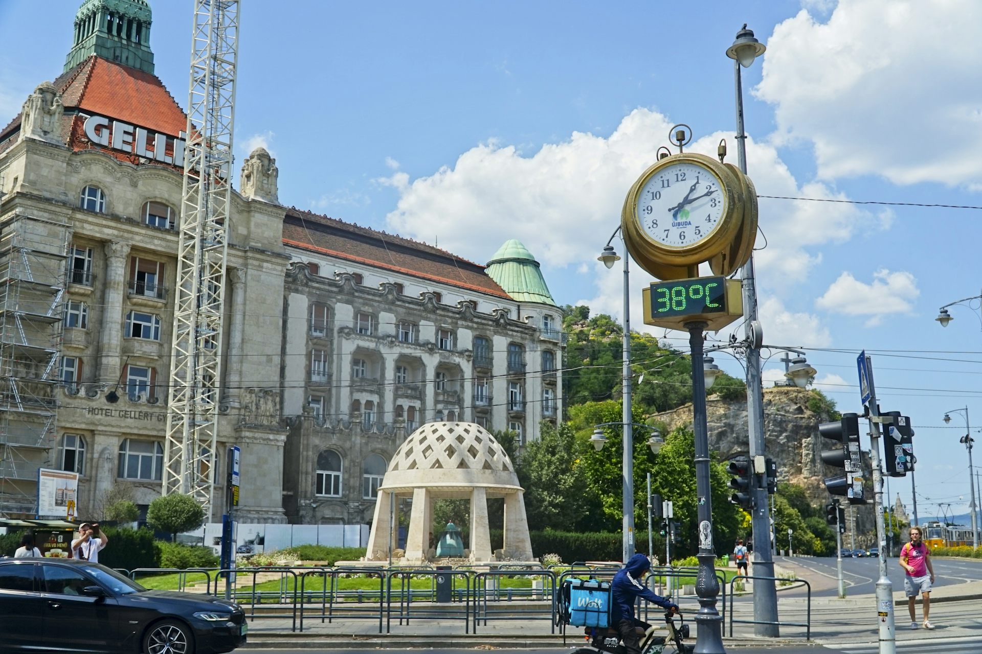 El rellotge i el termòmetre de la plaça Szent Gellért, a Budapest, marquen 38 °C.