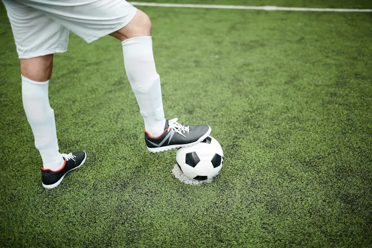 Cómo el fútbol sala está uniendo a la gente en Canadá más allá del espectáculo de la Copa del Mundo 1 Primer plano de los pies de un jugador de fútbol mientras uno sostiene el balón de fútbol.