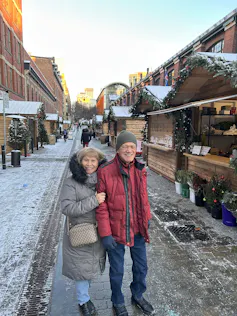 Mi abuelo conservó su título rechazado durante 50 años. Décadas después, Canadá sigue expulsando inmigrantes 4 Dos adultos mayores posan sonriendo para una foto en un mercado navideño.