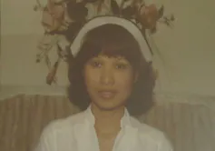 Mi abuelo conservó su título rechazado durante 50 años. Décadas después, Canadá sigue expulsando inmigrantes 2 La foto muestra a una mujer de cabello oscuro con uniforme de enfermería.