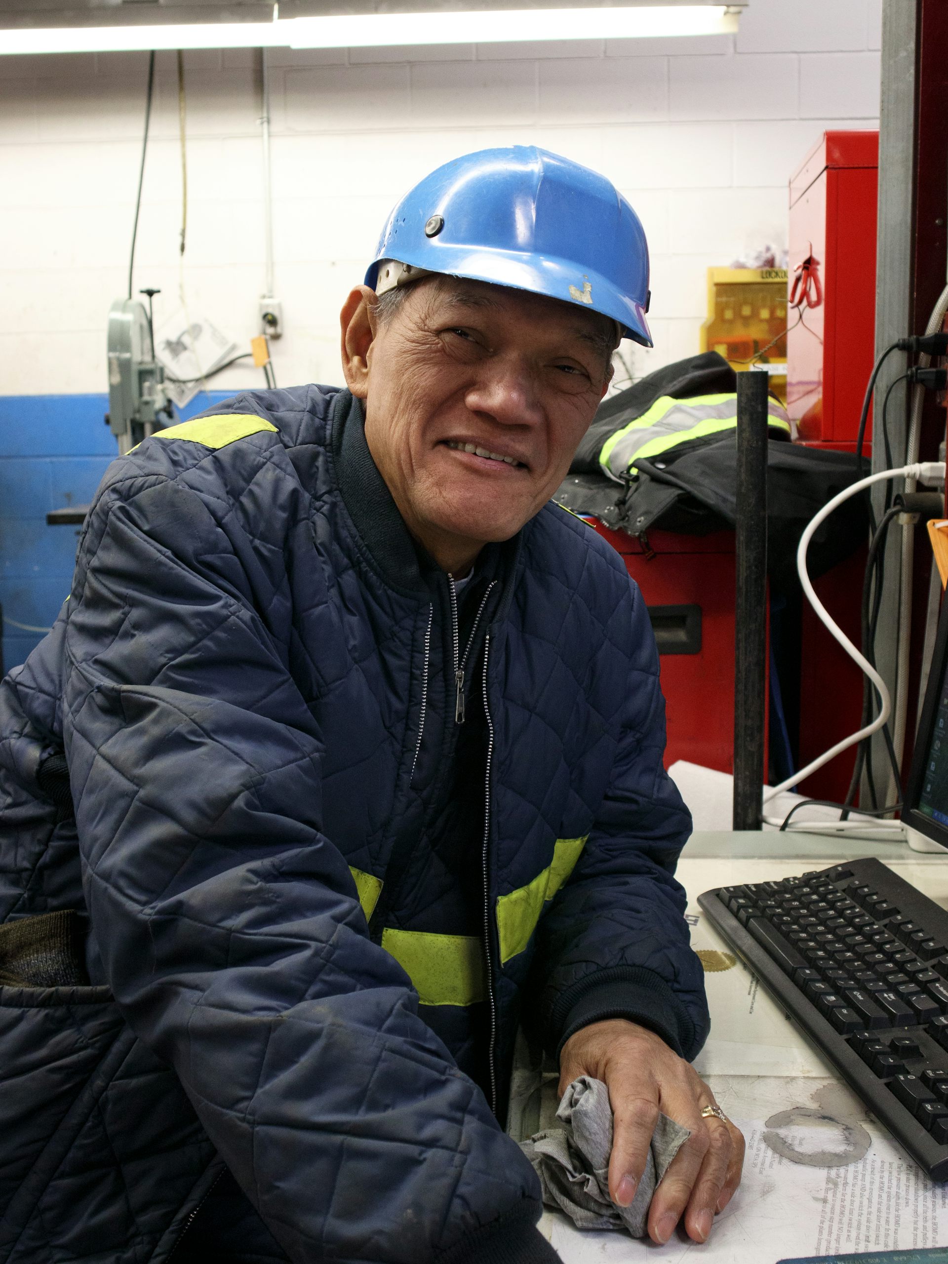 Un hombre con un casco azul en la cabeza.