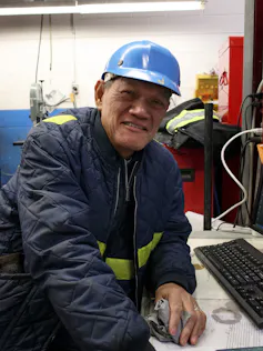 Un hombre con un casco azul en la cabeza.