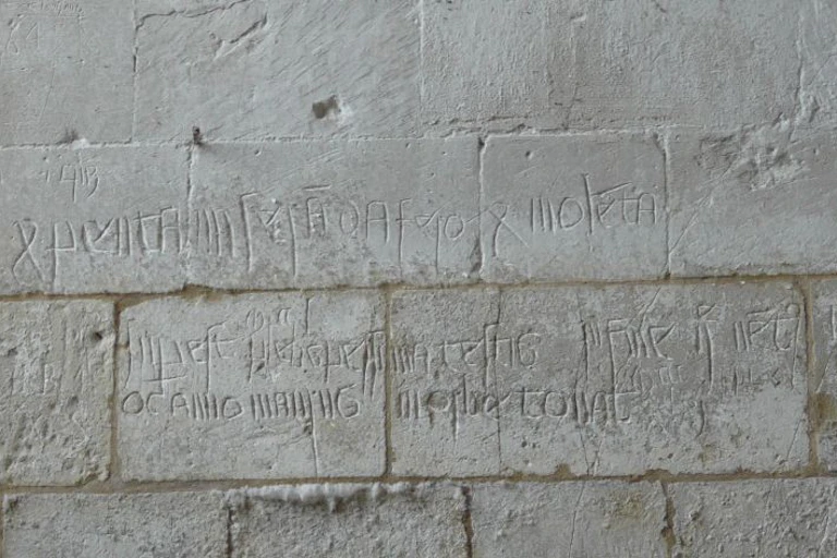 Inscription gravée sur un mur de l'église Sainte-Marie d'Ashwell évoquant la Peste noire.