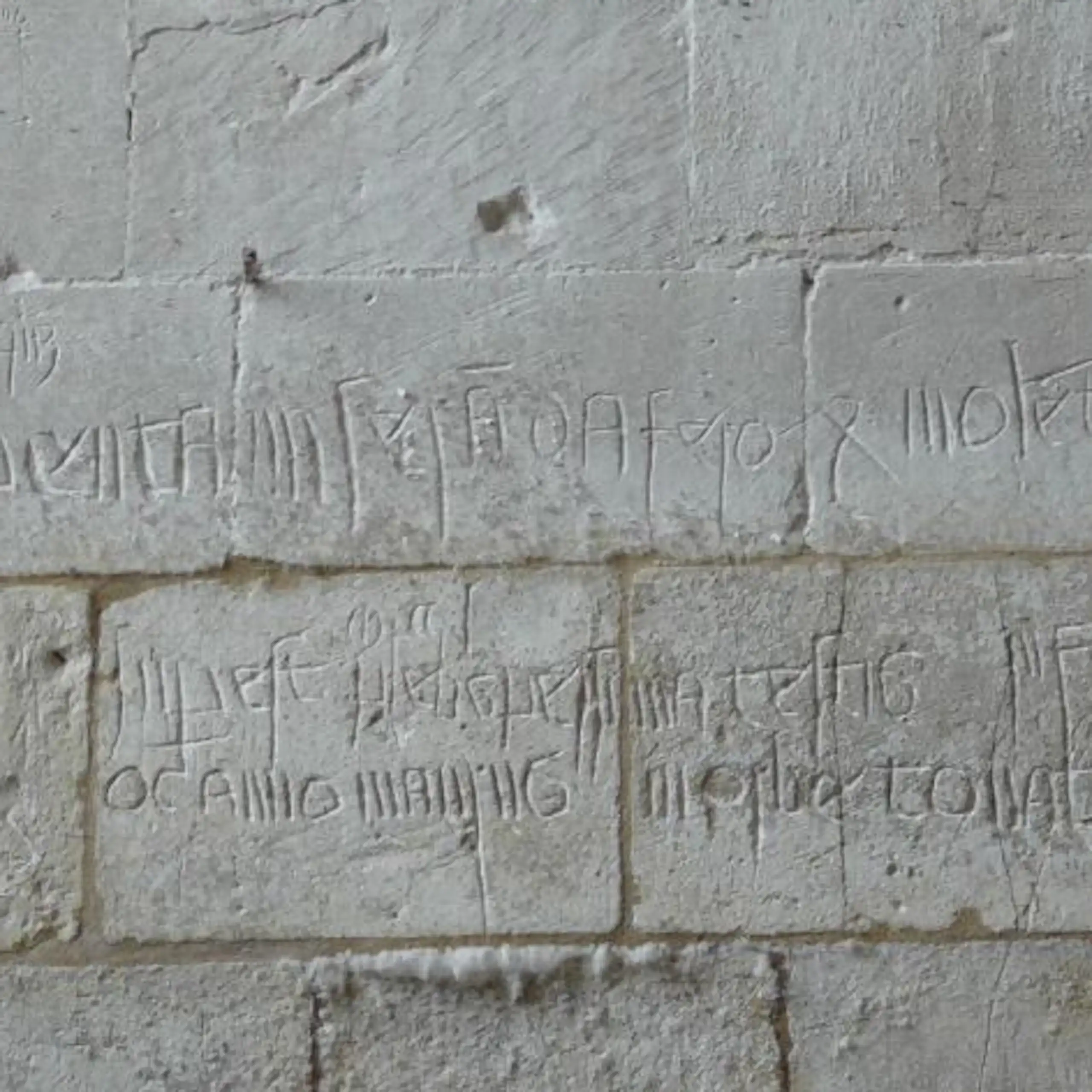 Inscription gravée sur un mur de l'église Sainte-Marie d'Ashwell évoquant la Peste noire.