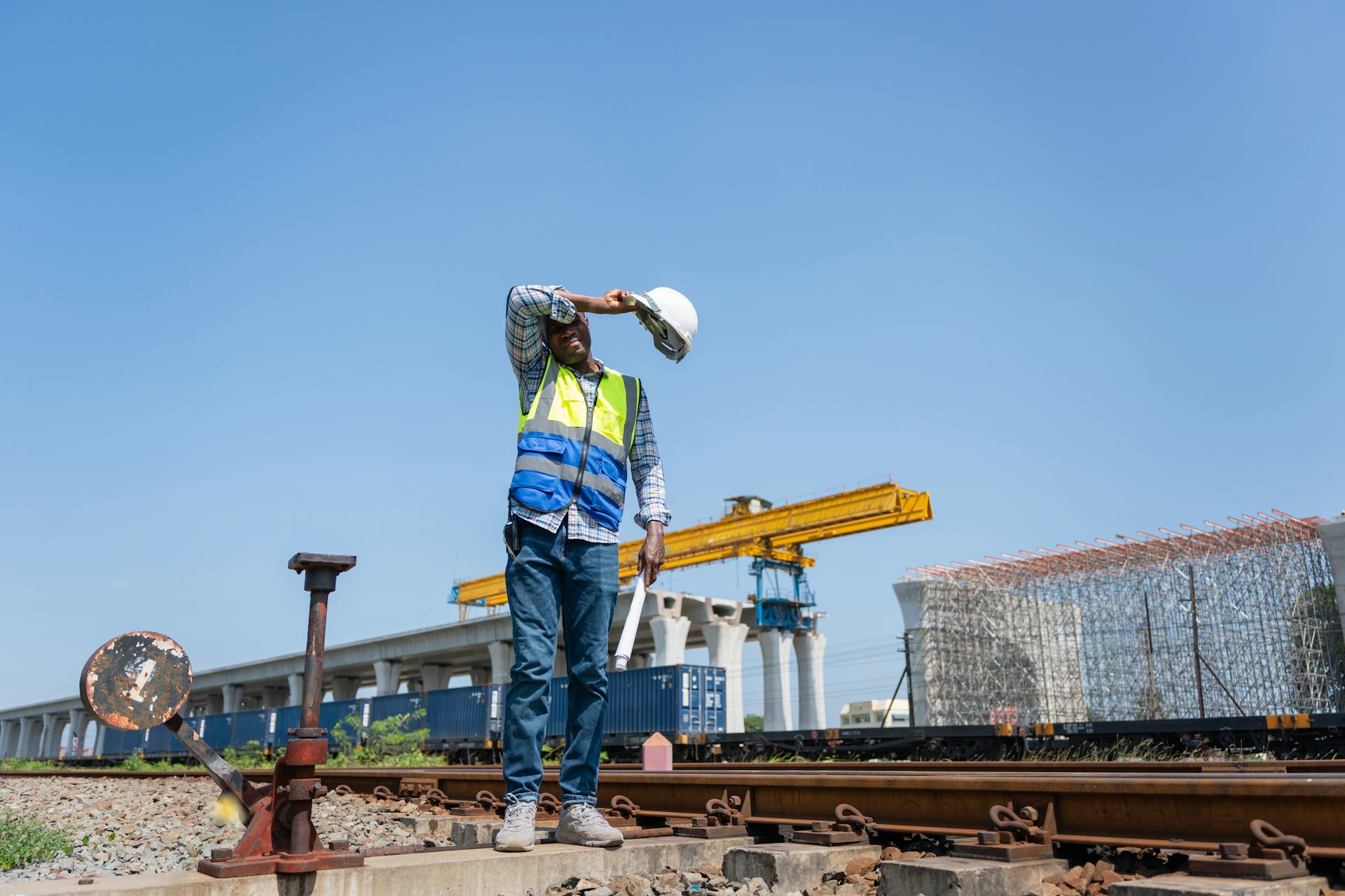 Ouvrier en bâtiment fatigué par la chaleur.