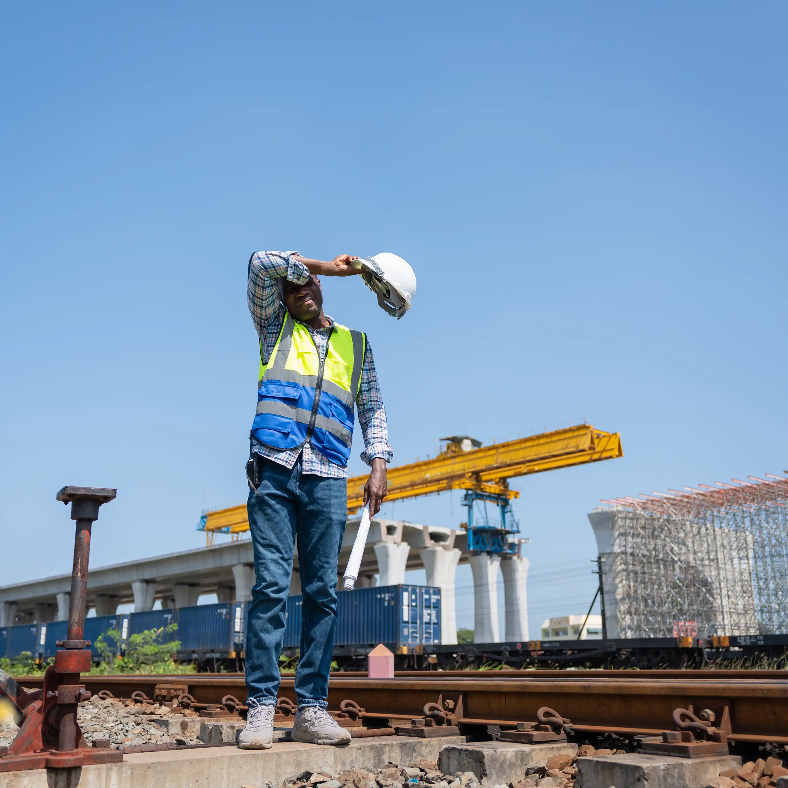 Ouvrier en bâtiment fatigué par la chaleur.