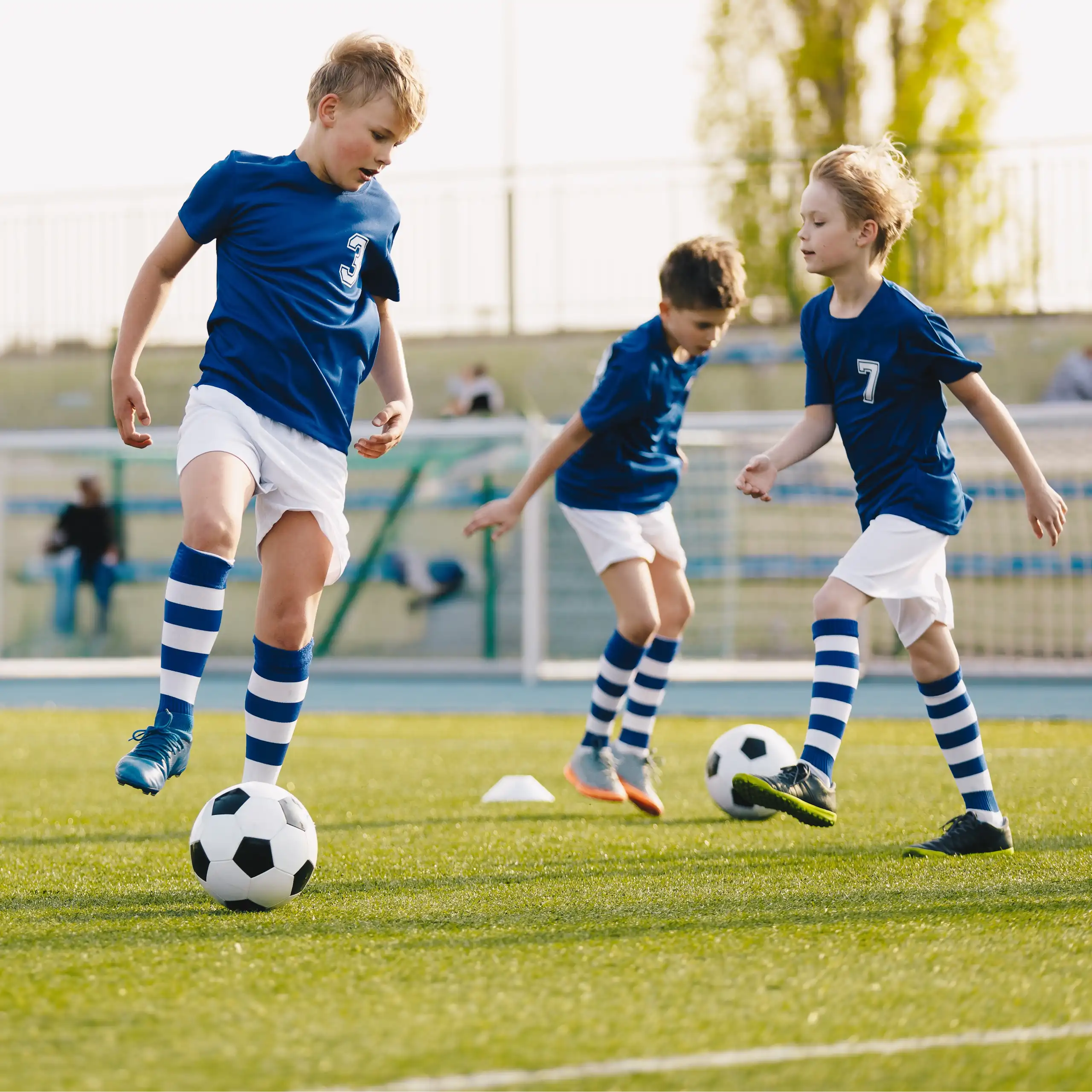 Un grupo de niños entrenan con balones de fútbol