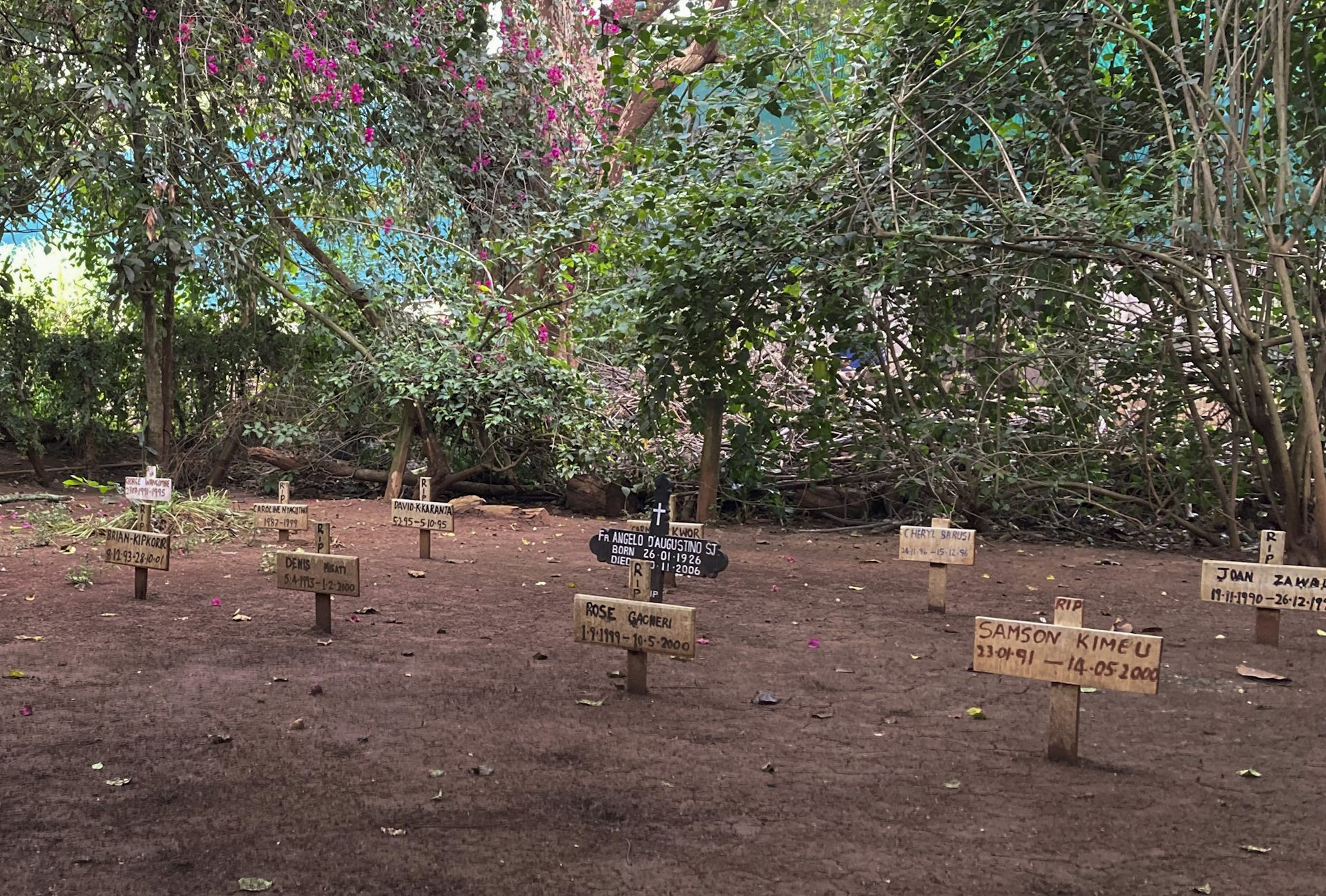 Lápidas de madera en la tumba
