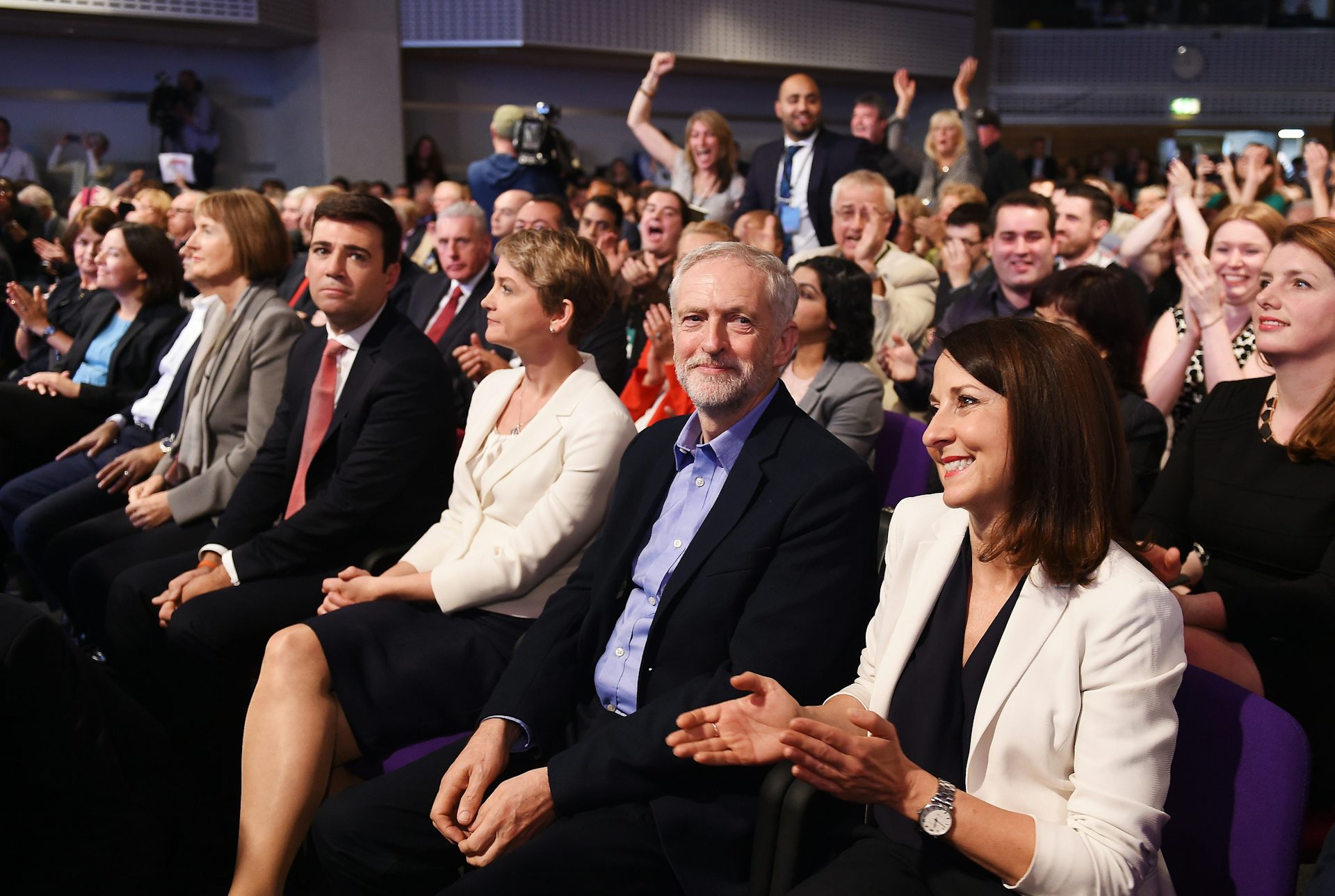 Andy Burnham sitzt mit anderen Führungskandidaten zusammen, während Jeremy Corbyn zum Gewinner des Jahres 2015 gekürt wird.