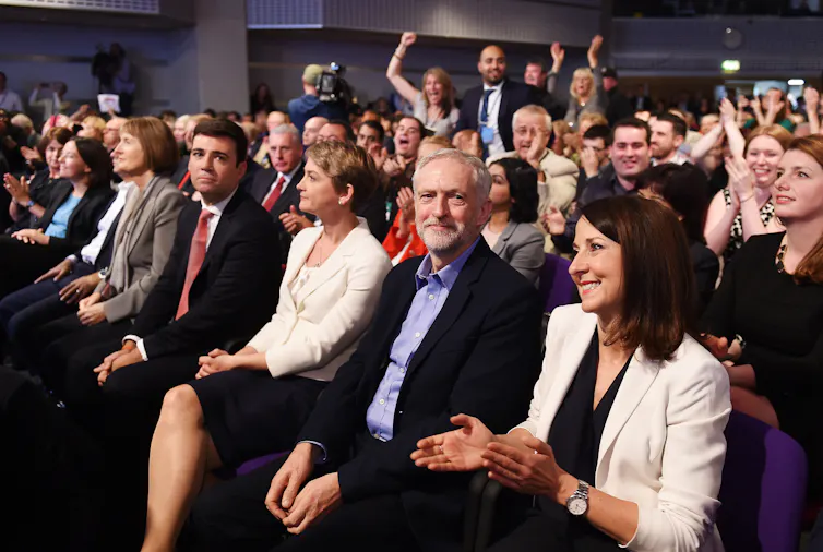 Andy Burnham sitzt mit anderen Führungskandidaten zusammen, während Jeremy Corbyn zum Gewinner des Jahres 2015 gekürt wird.