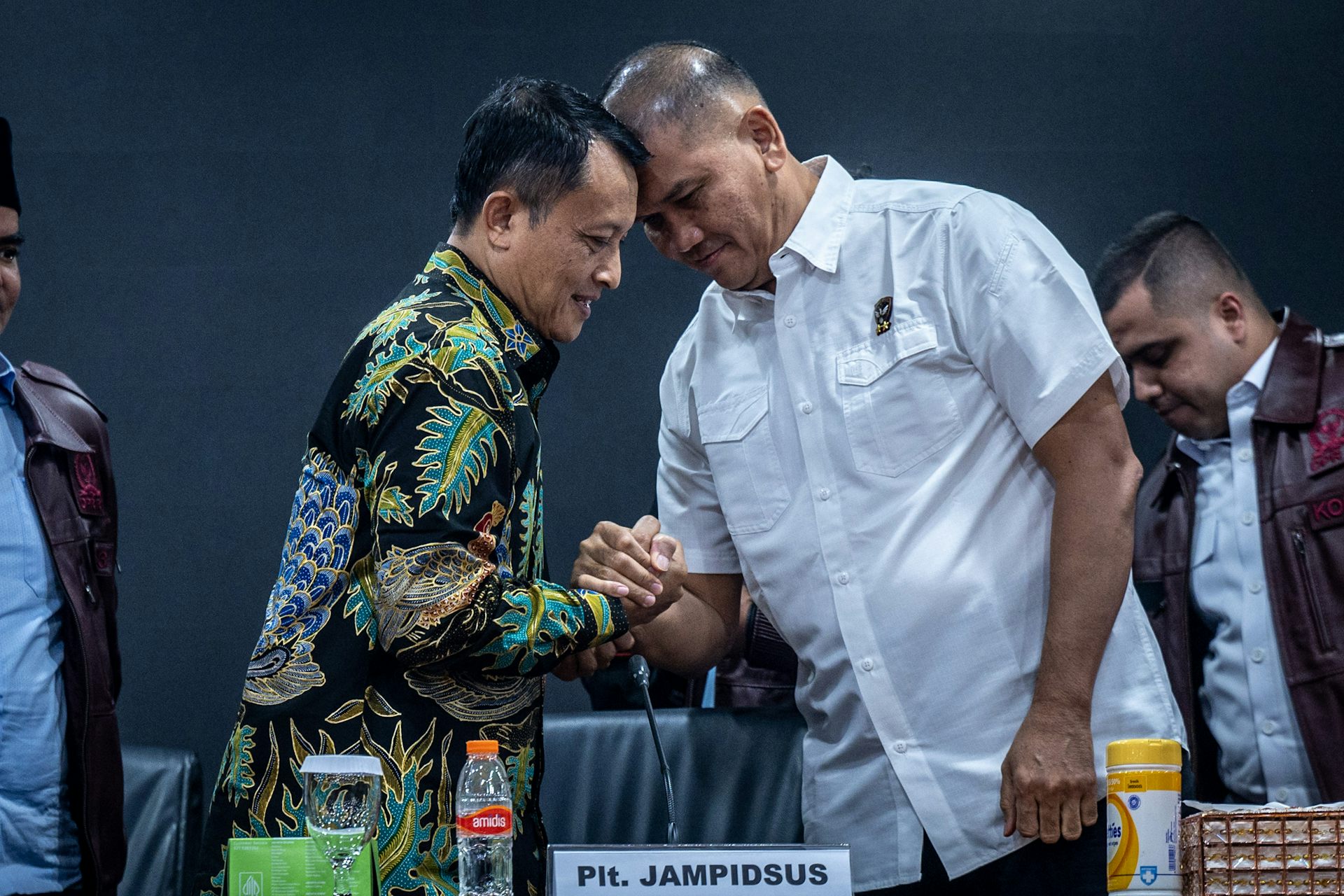Kejaksaan dan kepolisian belakangan tengan mempertontonkan rivalitas di hadapan publik.