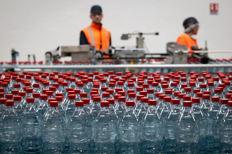 Ligne de production de bouteilles en plastique.