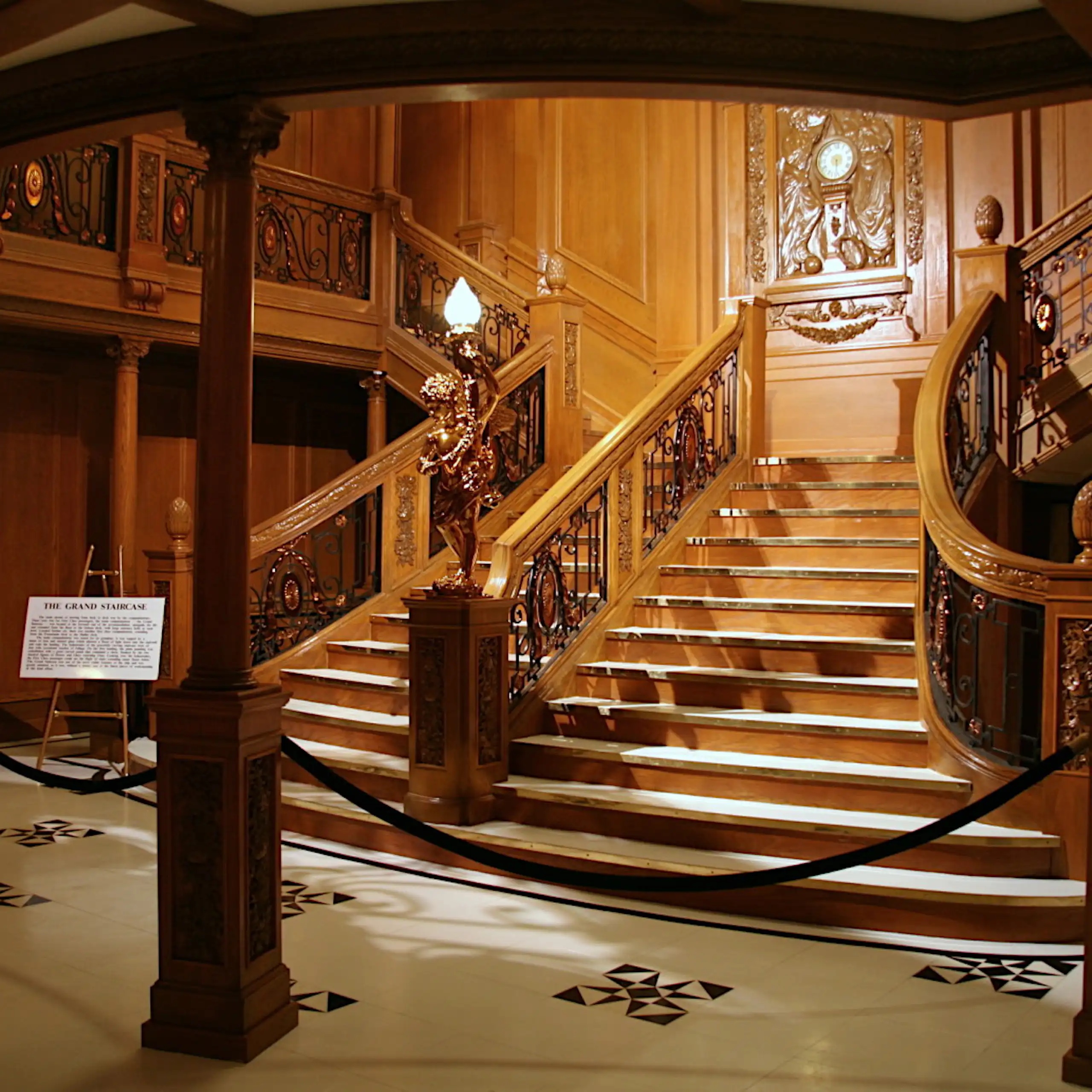 Le grand escalier du Titanic (réplique).