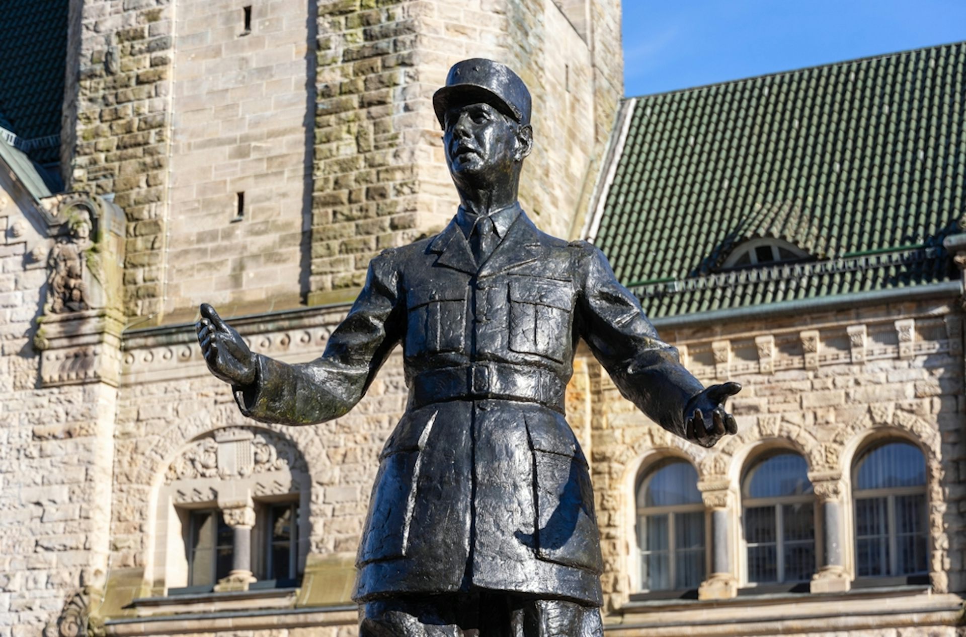 Statue du général Charles de Gaulle sur le parvis de la gare de Metz-Ville, en 2025.