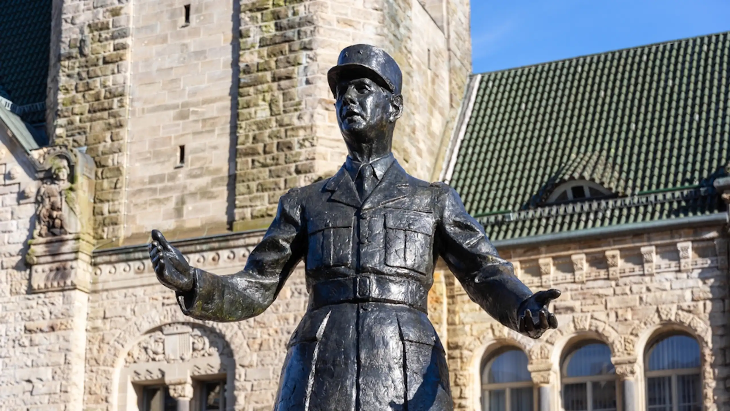 Statue du général Charles de Gaulle sur le parvis de la gare de Metz-Ville, en 2025.