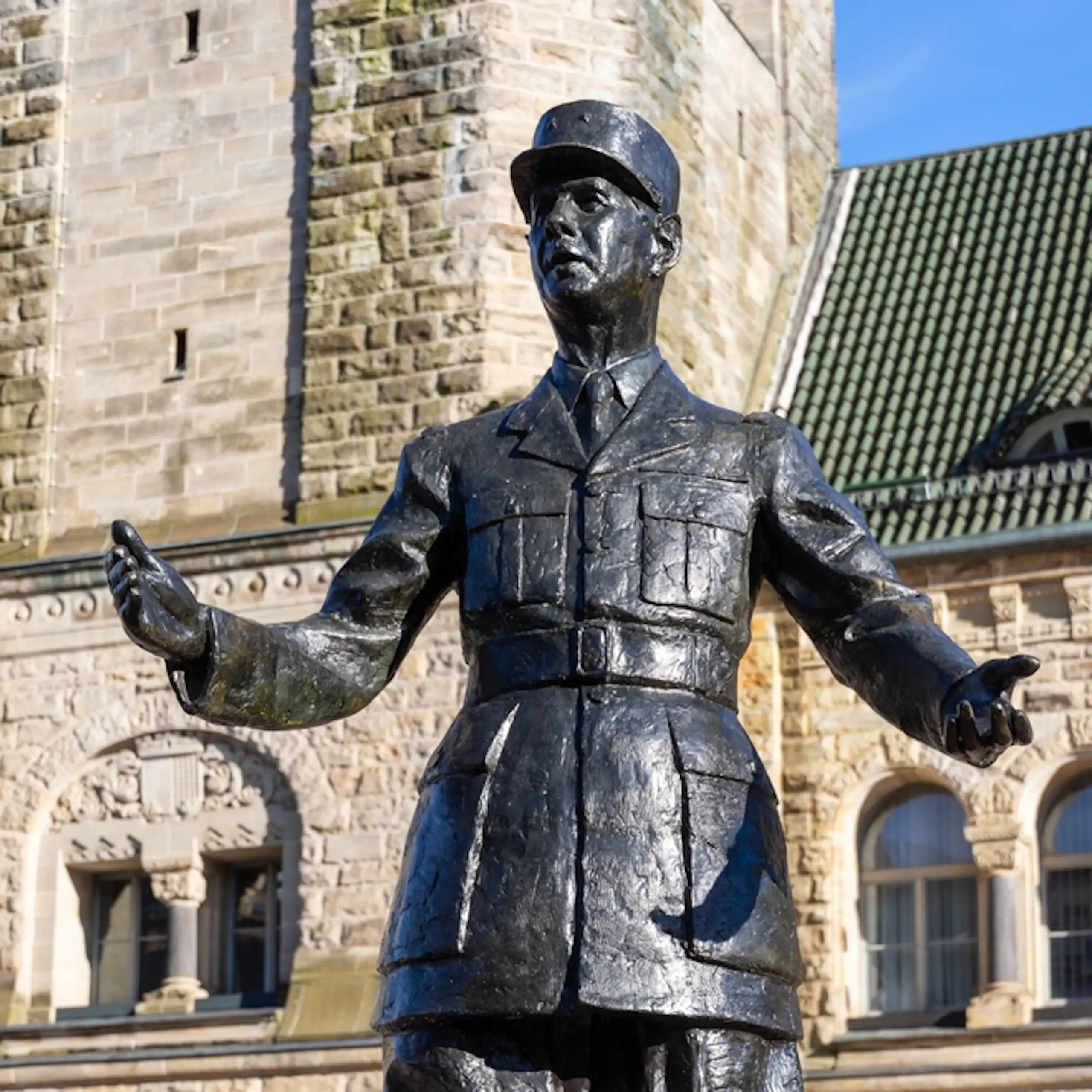 Statue du général Charles de Gaulle sur le parvis de la gare de Metz-Ville, en 2025.