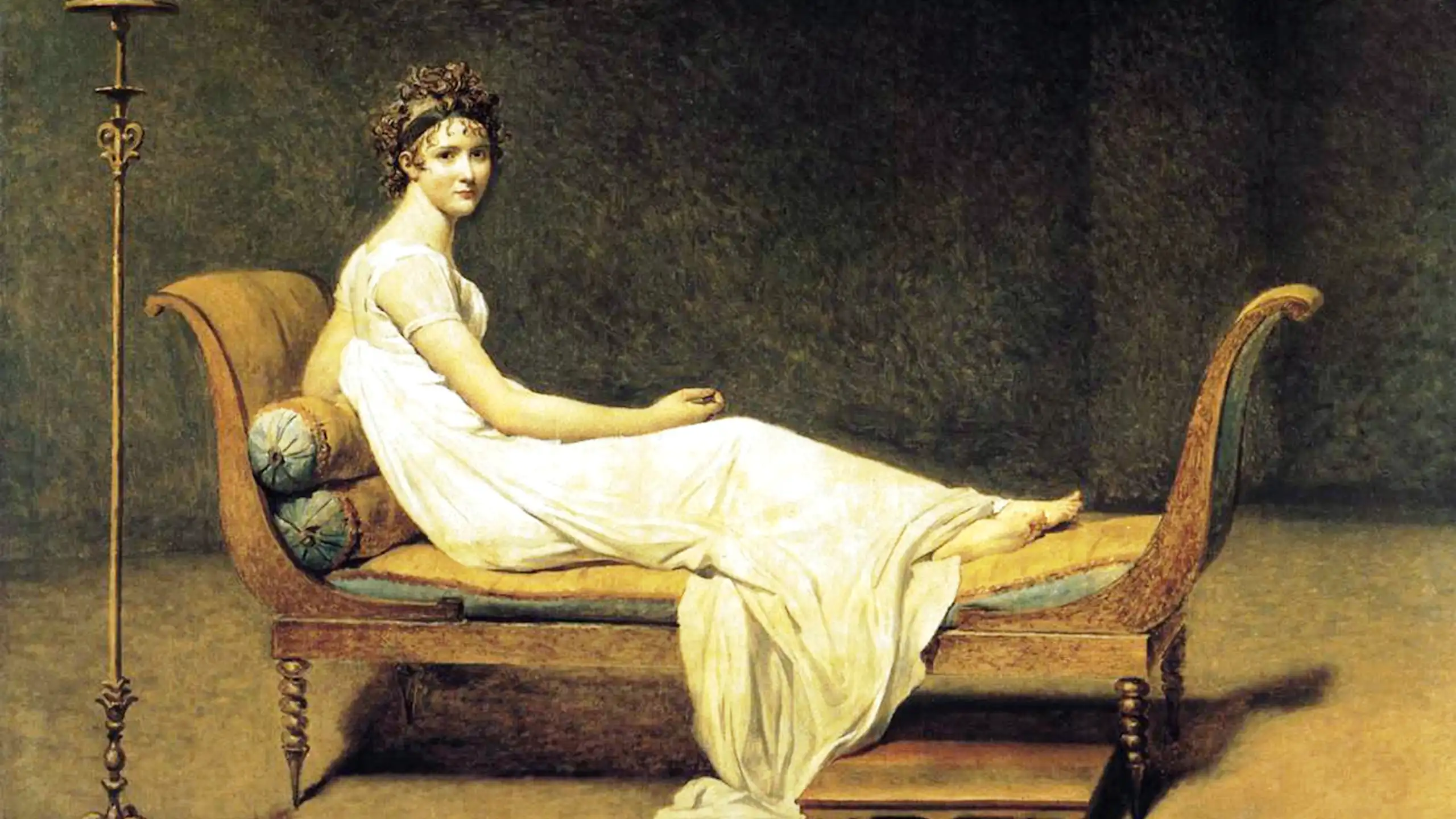 Mme Récamier allongée sur une méridienne regarde le sepctateur.