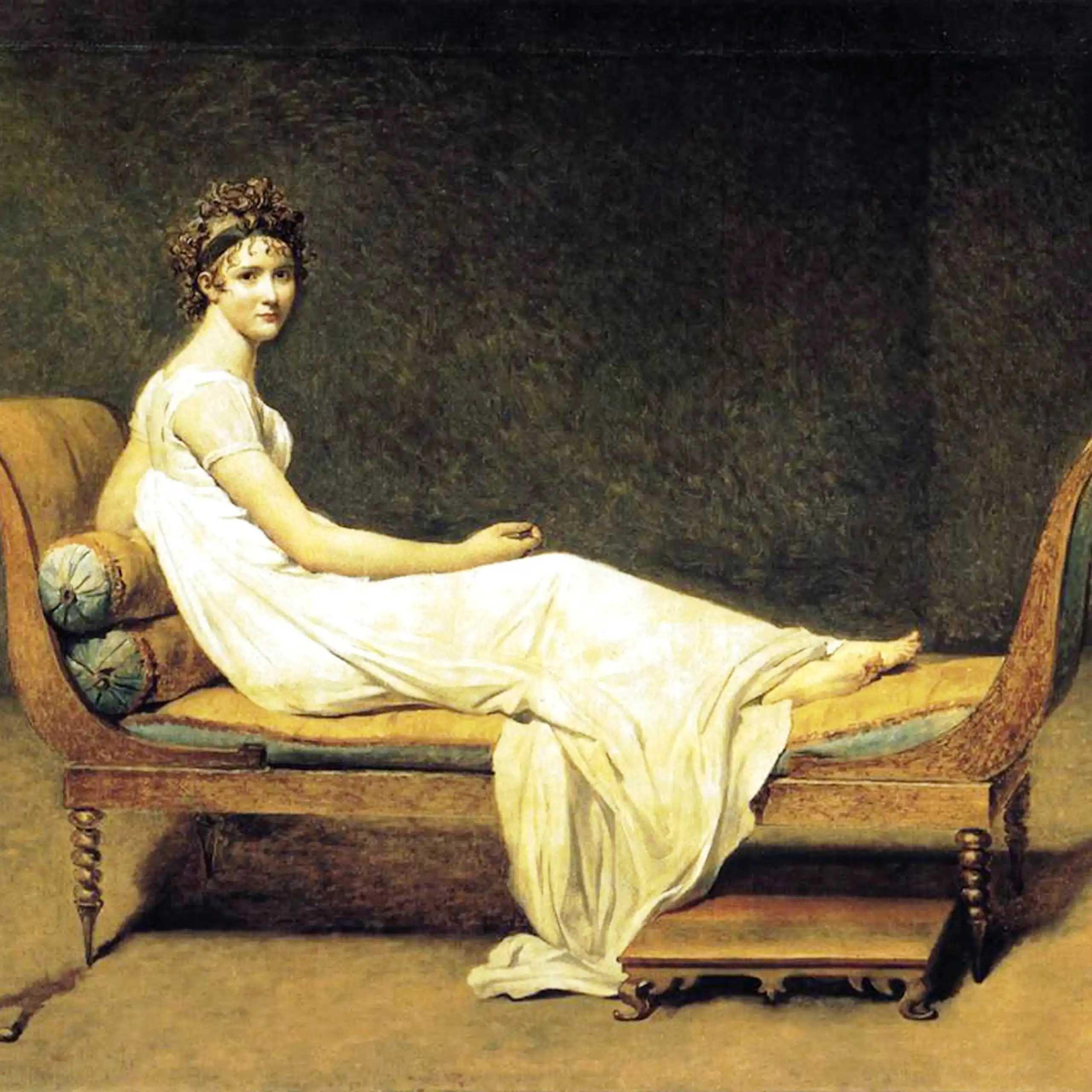 Mme Récamier allongée sur une méridienne regarde le sepctateur.