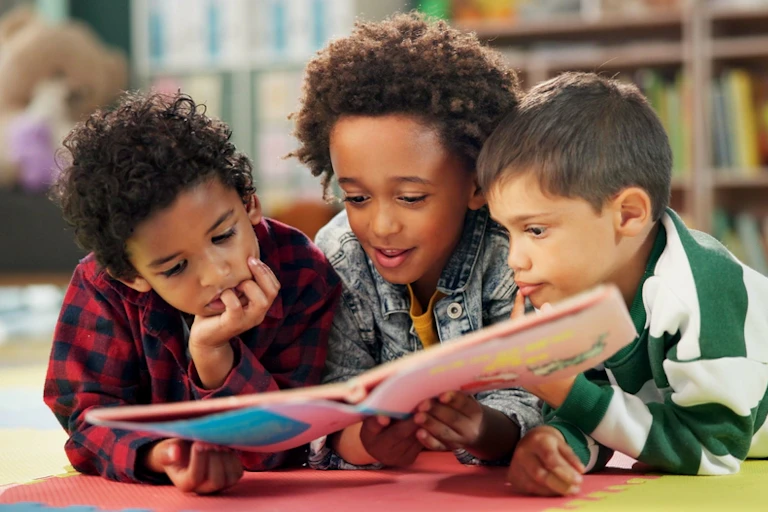 Des enfants en train de lire en bibliothèque.