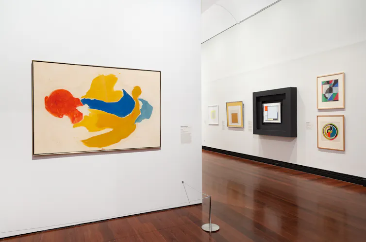 Galerie mit einem Gemälde von Modrian.