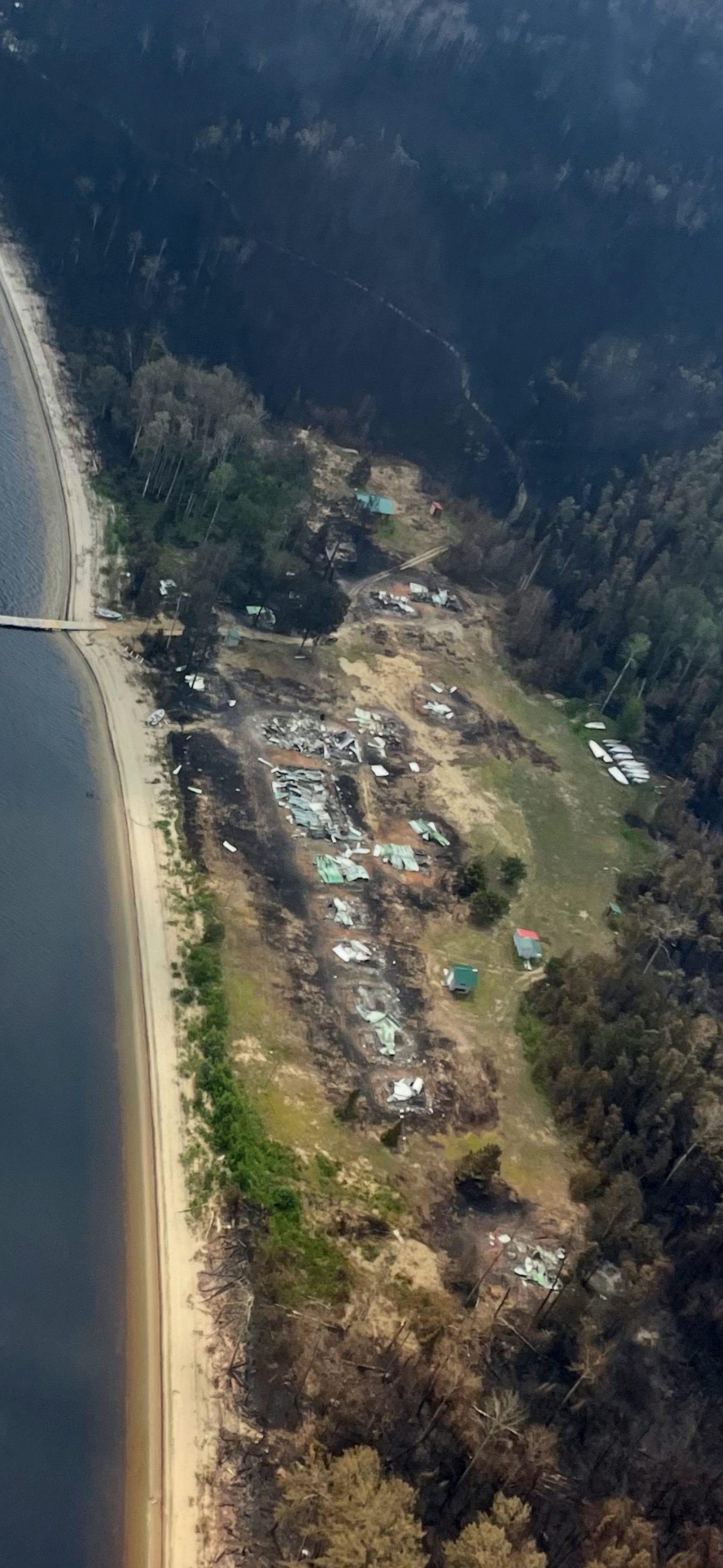 Una vista aérea de la comunidad destruida.