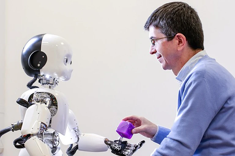 investigador con un robot