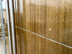 Un agujero de bala en la puerta de la sinagoga.