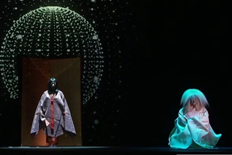 Sur scène, deux personnages en costumes inspirés du théâtre Nô.