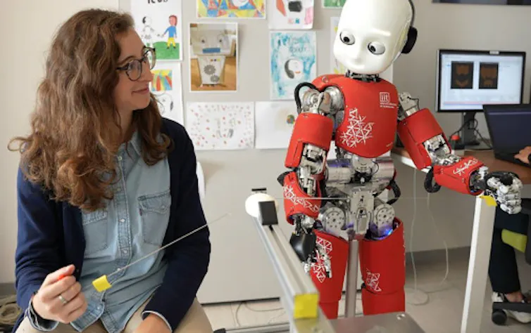 investigadora con un robot rojo