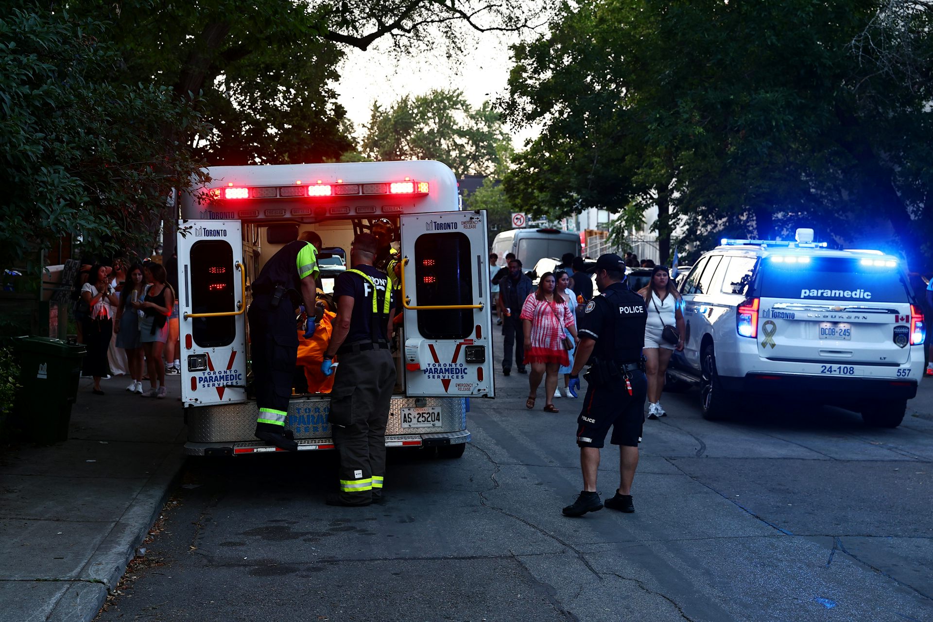 Ambulancia y paramédicos en las calles de la ciudad.