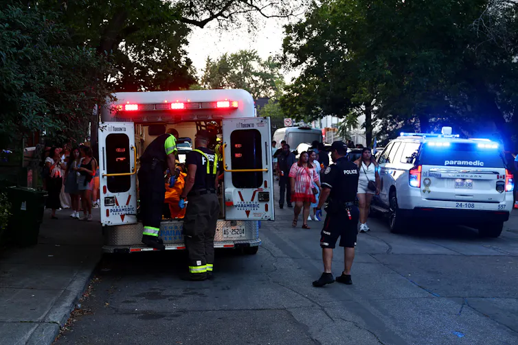 Ambulancia y paramédicos en las calles de la ciudad.