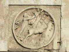 Medallón escultórico situado en el Arco de Constantino en Roma que representa al dios romano Sol ascendiendo a los cielos en su cuadriga.