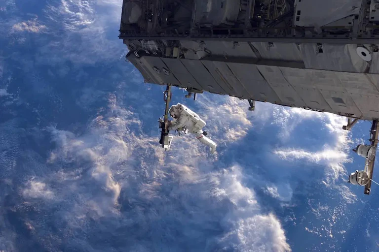 astronaute en mission de maintenance
