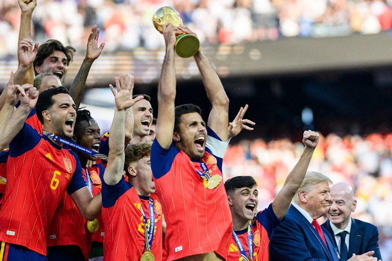 Rodri levanta la Copa del Mundial de Fútbol rodeado de sus compañeros.